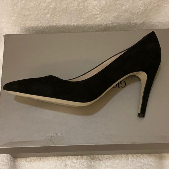 SOLD- Giorgio Armani Décolleté Suede Shoe - Picture 4 of 13